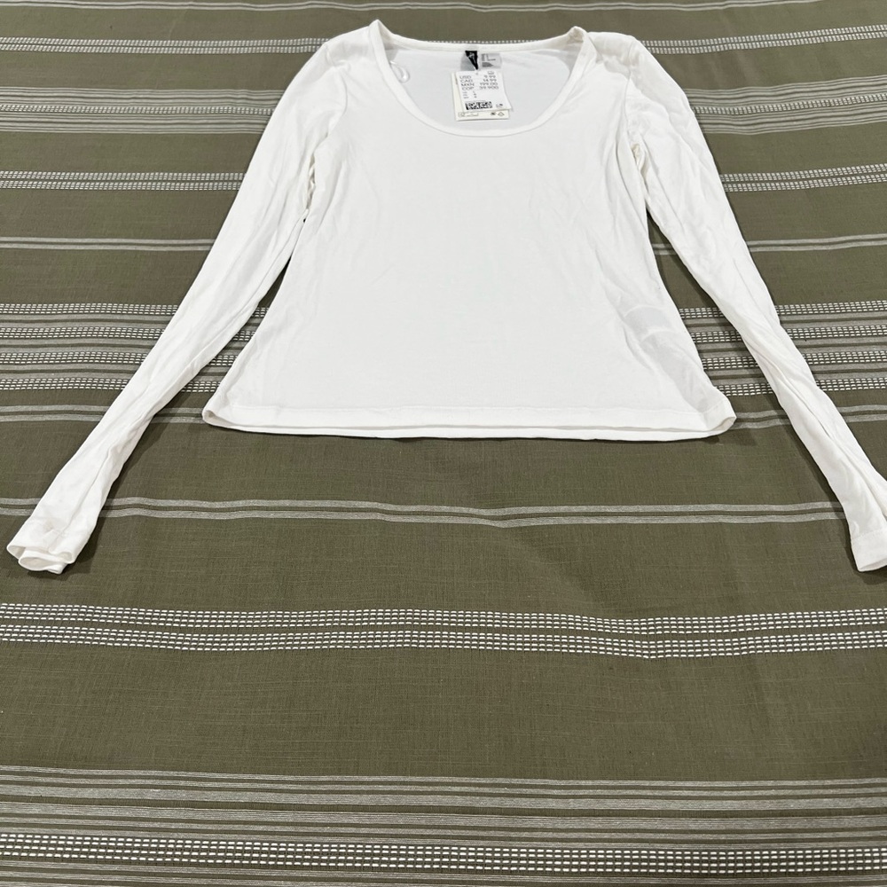 Women’s White Long-Sleeve Scoop Neck Top